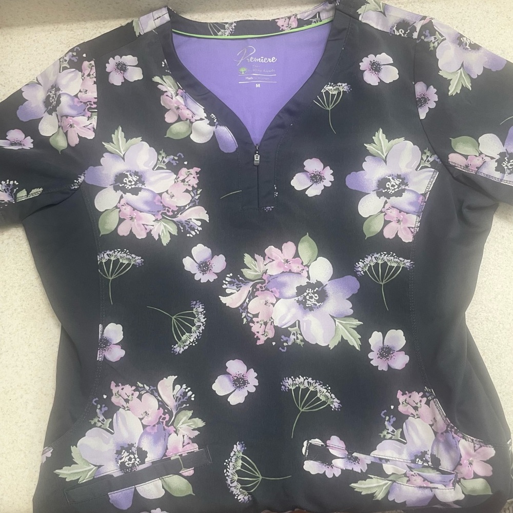 Gray with purple flowers scrub shirt (M)